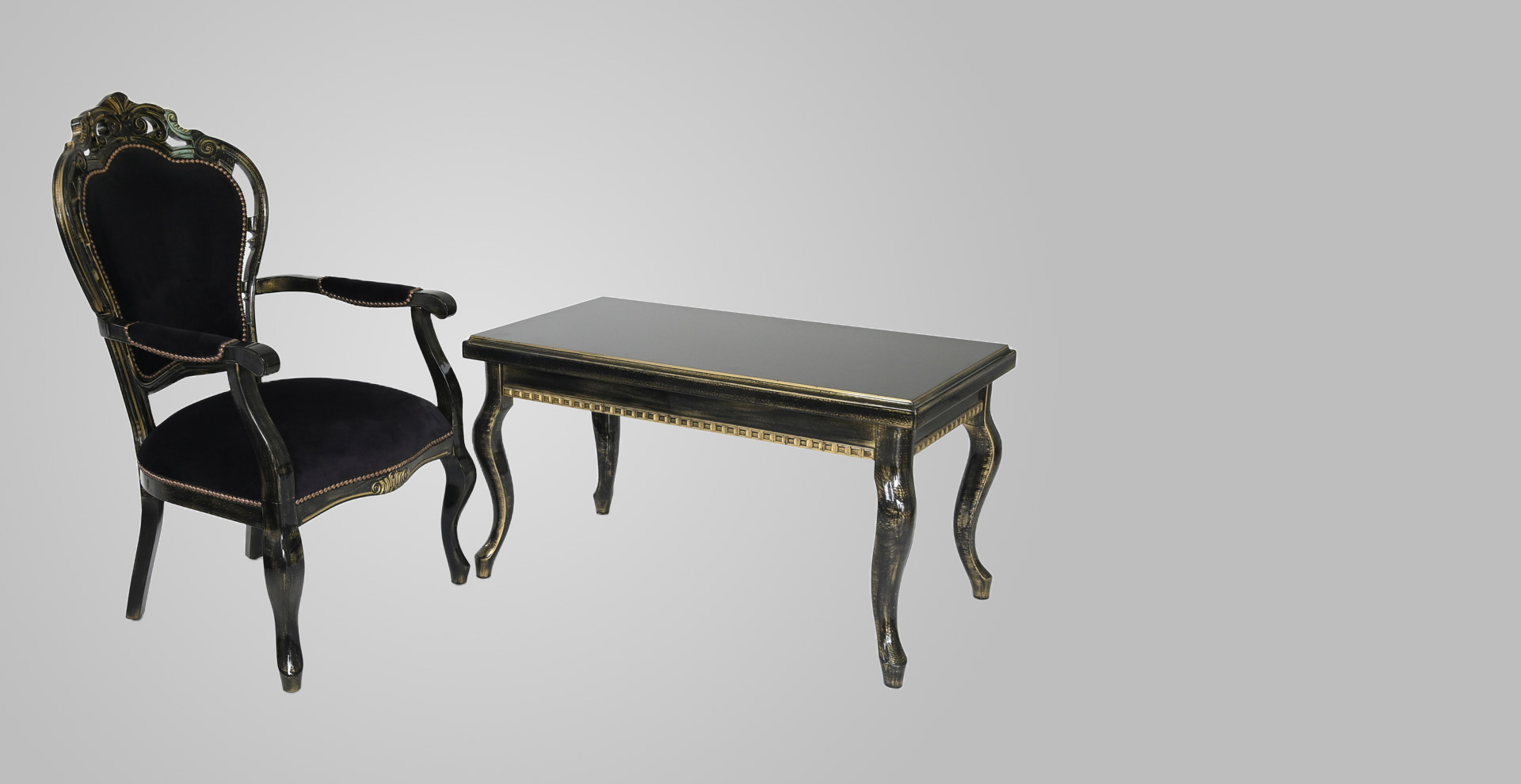 Klasičan drveni sto i elegantna stolica – Tri Omorike Kraljevo