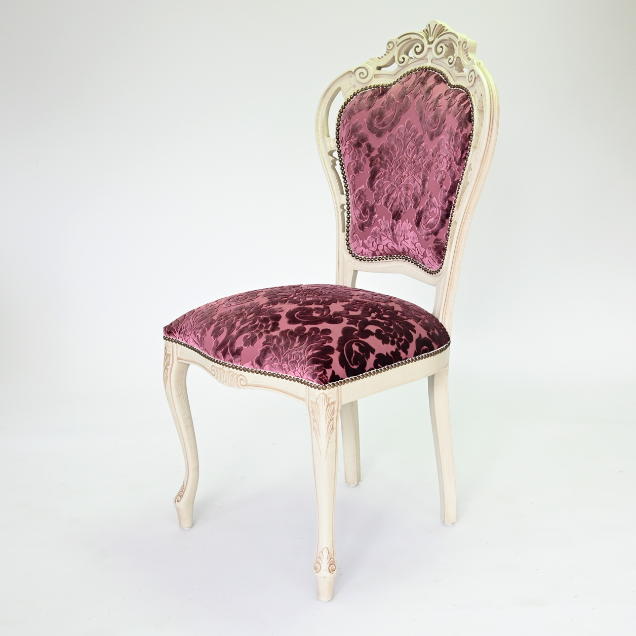 Klasična ručno izrađena stolica Tri Omorike sa elegantnim bordom štofom