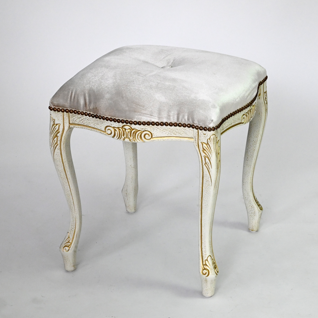 Luksuzni tabure Tri Omorike sa ručno rezbarenim nogarima i sedef sivim štofom