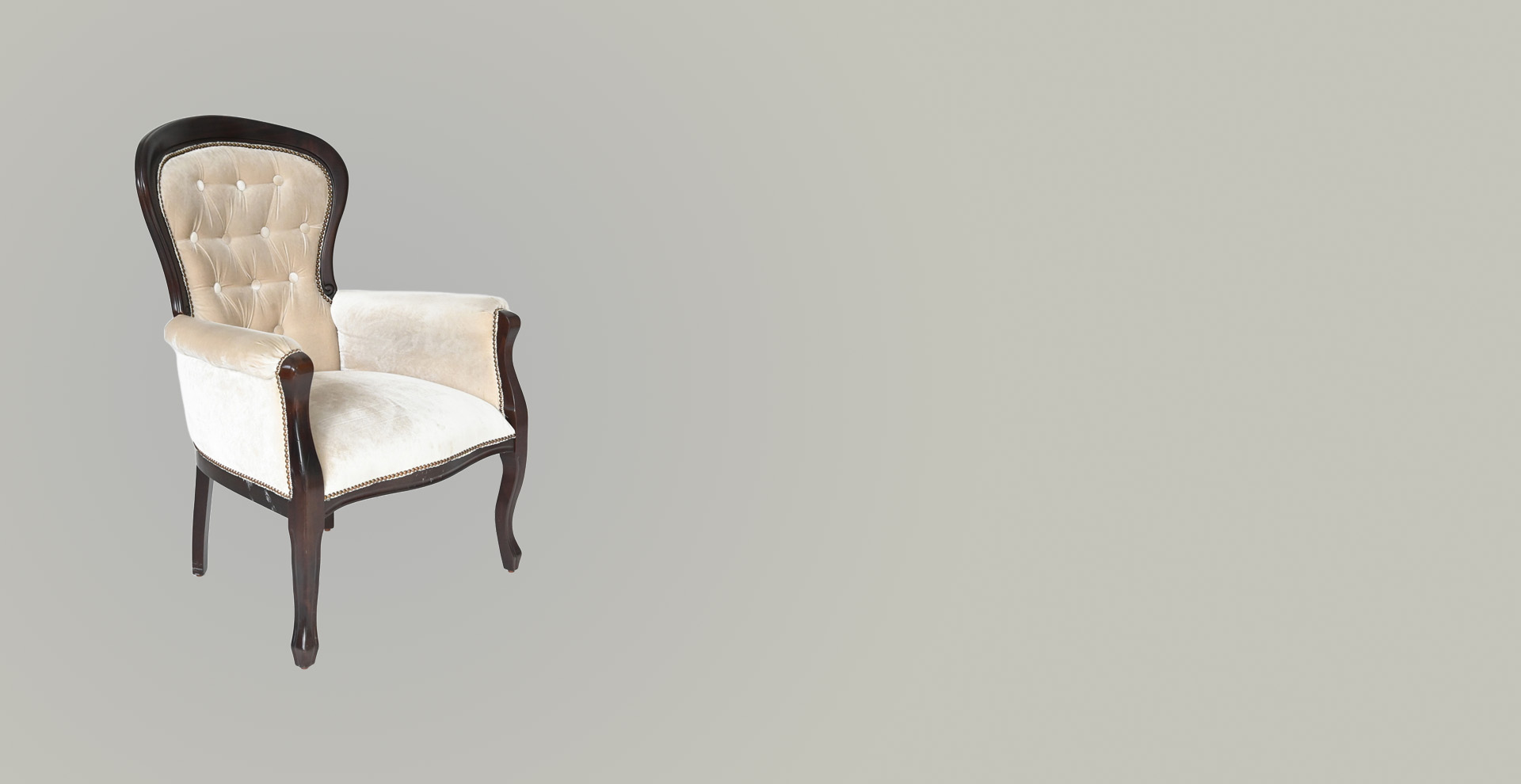 Elegantna klasična fotelja od punog drveta sa bež somotom – Tri Omorike Kraljevo